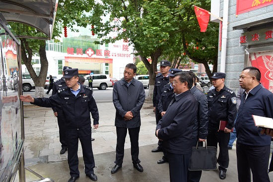 图为市委书记马升昌前往觉木街道办事处调研指导国庆和雅江节安全工作